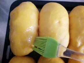 给上面刷入鸡蛋液，这时候烤箱预热165℃/10分钟