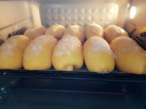 放入烤箱165℃/25分钟，烤的时候要观察温度，如果温度过高，要调整温度或者加盖锡纸，烤好以后稍等5分钟后取出来