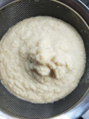 豆浆磨好后，把豆渣过滤出来。