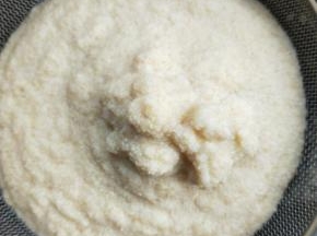 豆浆磨好后，把豆渣过滤出来。