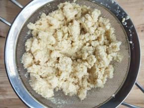 用勺子挤压豆渣至干。