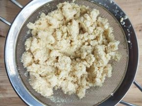 用勺子挤压豆渣至干。