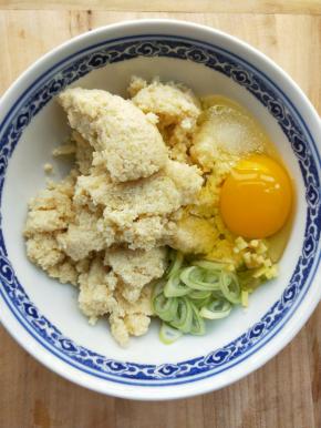 豆渣装大碗中，打1-2个鸡蛋(随意)，放葱、姜、少许盐。