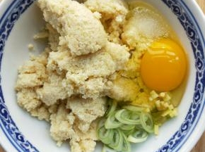 豆渣装大碗中，打1-2个鸡蛋(随意)，放葱、姜、少许盐。