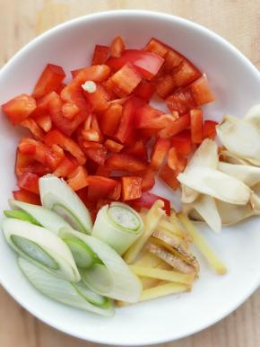 准备葱姜蒜，红辣椒切粒。