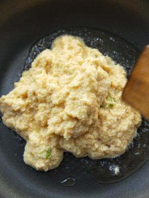 起油锅，烧热，倒入搅拌好的豆渣。