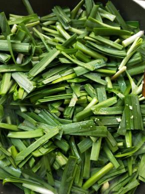 继续把锅烧热，放一点油，放姜葱蒜，倒入韭菜快速翻炒约五成熟。