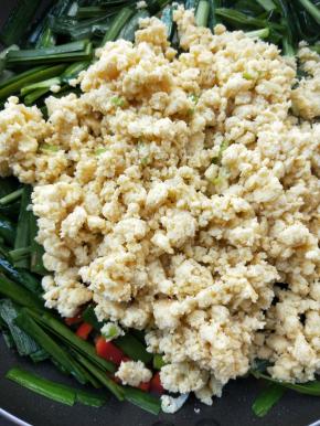 倒入炒好的豆渣。