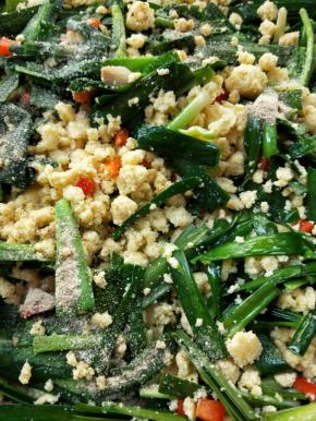 放盐和胡椒粉调味。