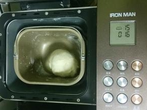 把面粉、水、细砂糖、酵母一起放入面包桶，启动和面模式，把它们揉成光滑的面团。如果不用机器，手揉也可以，把面团揉至\