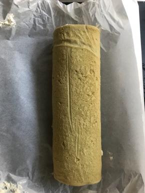 卷起，用油纸包好放进冰箱冷藏2小时定型