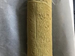 卷起，用油纸包好放进冰箱冷藏2小时定型