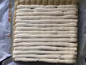 凉到手背温度时细腻的一面朝下，挤上淡奶油