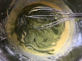倒入抹茶粉糊，继续拌匀，放一旁备用