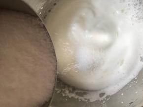 出现细密泡沫时放第二次糖，继续打发