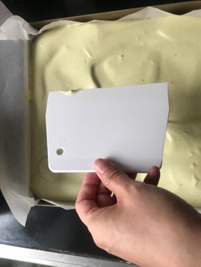 倒进烤盘里，用刮刀刮平表面