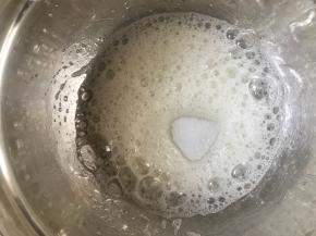 现在来打发蛋白：用电动打蛋器高速打发蛋白，出现鱼眼泡时放第一次糖，继续打发