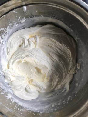这时来打发淡奶油：200克淡奶油加15克糖，用电动打蛋器完全打发