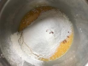 蛋黄液里加入牛奶拌匀，低筋粉和玉米淀粉筛入蛋黄液里拌匀，加几滴香草精（没有可以不加）