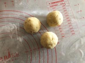 把绿豆馅揉成65克左右一个的球，备用。