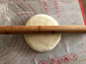 把分好的面团擀开，不要擀的太大，能包住绿豆馅团即可。