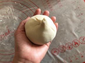 用虎口收好收口，一边转一边收出一个尖尖，把小尖尖按回去或掐掉。