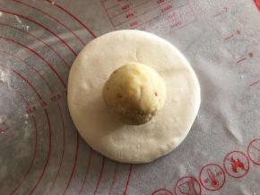 把绿豆馅放在面皮中间。