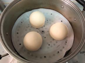 三个都整形好后，放入蒸锅，不要离得太近，避免发酵后黏在一起。