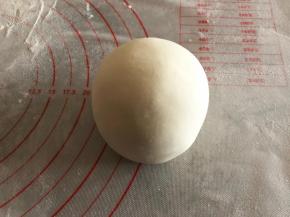 收口向下，把绿豆包整成一个瘦高的圆团，因为二发后会变扁，所以可以整的高一些。