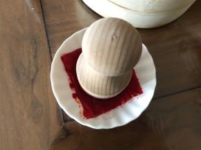木章蘸一下厨房纸，然后把花纹印到馒头表面上。