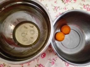 1．	蛋白与蛋黄分离，分别装在干净无水无油的盆里，