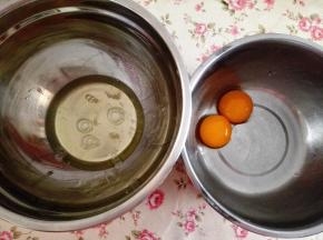 1．	蛋白与蛋黄分离，分别装在干净无水无油的盆里，