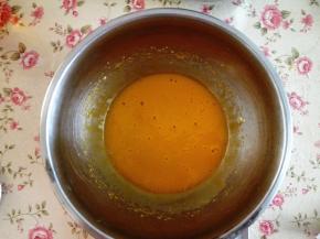 3．	蛋黄用电动打蛋器打发至发白，