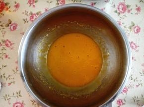 3．	蛋黄用电动打蛋器打发至发白，