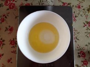 5．	水加入玉米油，搅拌均匀，