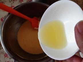 6．	倒入蛋黄糊中，拌匀，