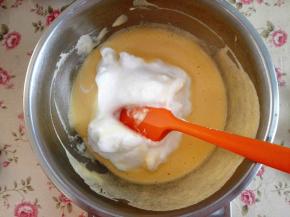 7．	将剩余蛋白倒入蛋黄糊中，翻拌均匀，