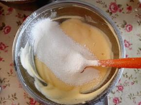 8．	筛入低筋面粉，