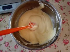 9．	翻拌均匀至无颗粒状，