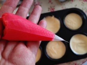 12.将本色蛋糕面糊倒入蛋糕模里，