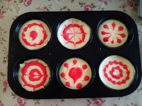 13.把粉色蛋糕糊挤在上面，再用牙签画出喜欢的图案，