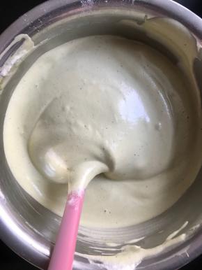 将蛋白糊分两次加入蛋黄糊里，用切拌和翻拌的手法拌匀