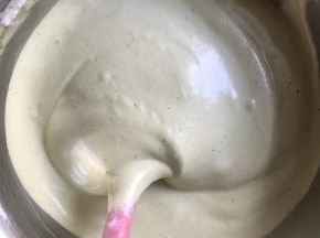 将蛋白糊分两次加入蛋黄糊里，用切拌和翻拌的手法拌匀