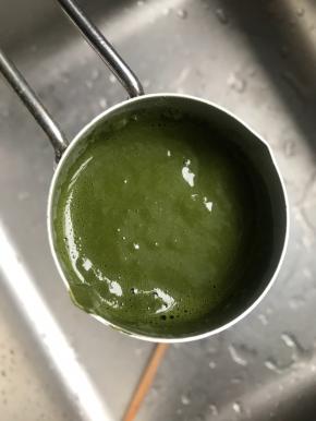 抹茶粉加一汤匙热水调成糊状