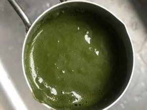 抹茶粉加一汤匙热水调成糊状