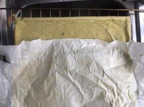 蛋糕烤完后取出倒扣，趁热撕去油纸，放凉