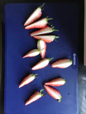 草莓洗净切小块