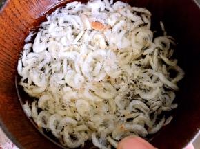 虾米洗净，沥水备用