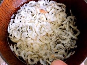 虾米洗净，沥水备用