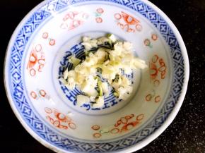 大蒜去皮，切碎备用